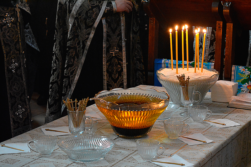 Что делать со свечой после соборования. Блюдо для Соборования. Соборование свеча. Набор для Соборования. Таинство Соборования стол.