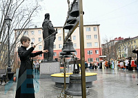 В день памяти равноапостольных Мефодия и Кирилла протоиерей Андрей Амелин совершил молебен у памятника святым Первоучителям 