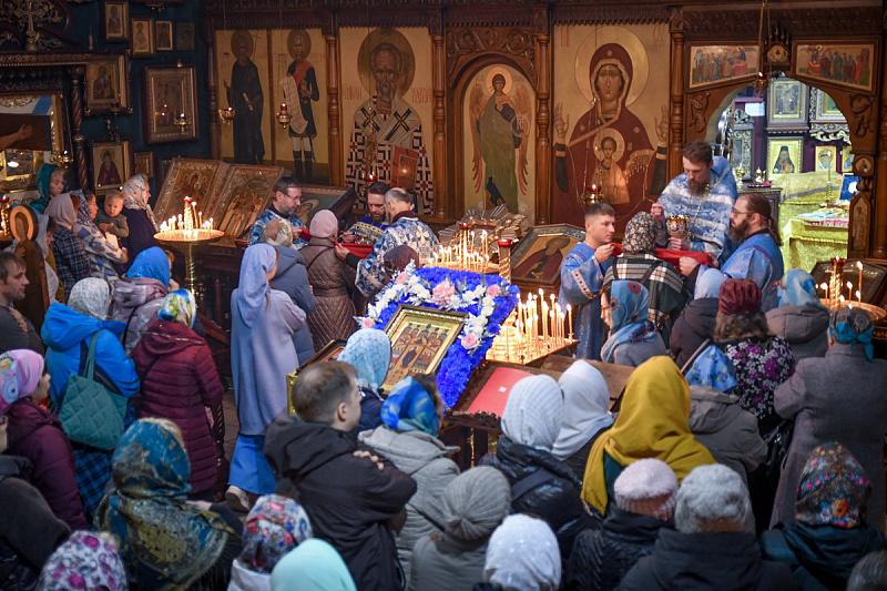 «Величаем Тя, Пресвятая Дево, и чтим Покров Твой святый…»