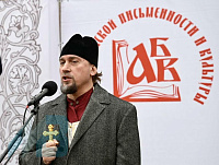 В день памяти равноапостольных Мефодия и Кирилла протоиерей Андрей Амелин совершил молебен у памятника святым Первоучителям 