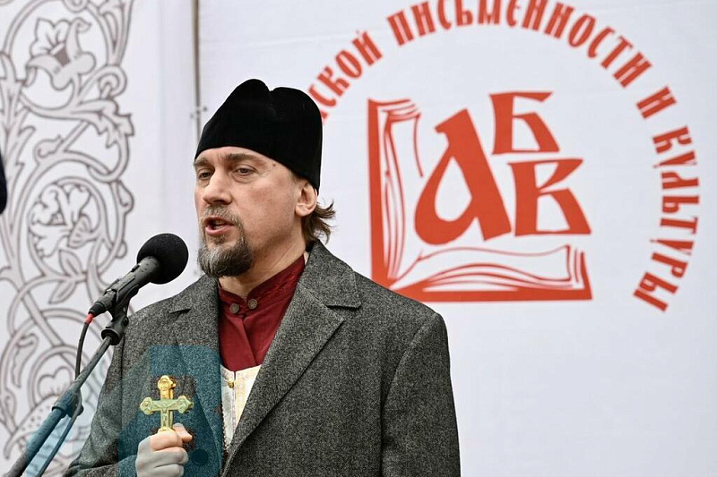В день памяти равноапостольных Мефодия и Кирилла протоиерей Андрей Амелин совершил молебен у памятника святым Первоучителям 