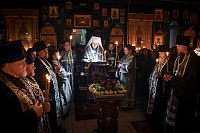 За архиерейским чтением Великого покаянного канона верующие поклонились святым мощам преподобного Андрея Критского