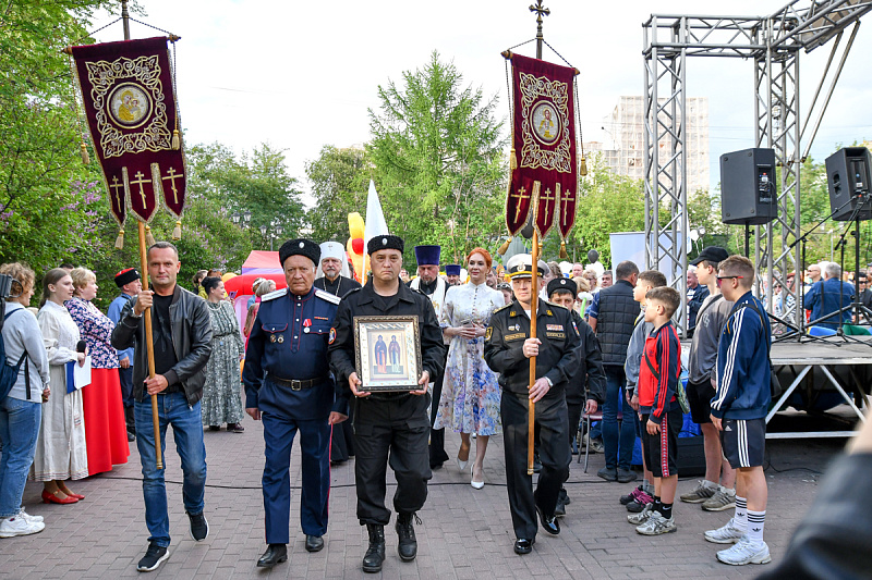 В праздник благоверных Петра и Февронии Муромских в Мурманске состоялся Парад семьи