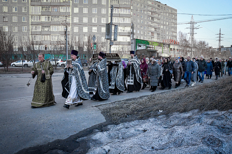 В канун Великой Субботы совершена утреня с чином погребения Спасителя