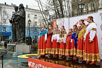 В день памяти равноапостольных Мефодия и Кирилла протоиерей Андрей Амелин совершил молебен у памятника святым Первоучителям 